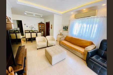 Casa à venda com 4 quartos, 180m² em Vargem Pequena, Rio de Janeiro