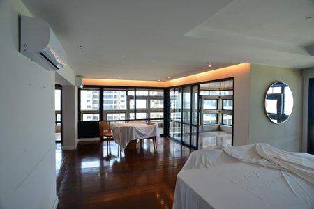Sala de apartamento à venda com 4 quartos, 247m² em Barra da Tijuca, Rio de Janeiro