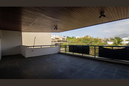 Apartamento à venda com 125m², 2 quartos e 1 vaga Apartamento à venda com 125m², 2 quartos e 1 vagaVaranda