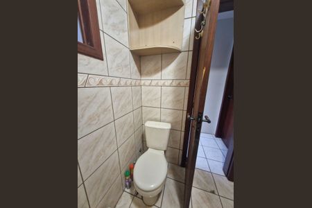 Banheiro 1 de casa para alugar com 4 quartos, 137m² em Serraria, Porto Alegre