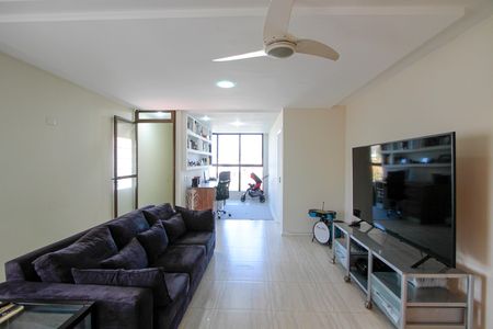 Apartamento à venda com 360m², 4 quartos e 2 vagas Apartamento à venda com 360m², 4 quartos e 2 vagasSala de TV