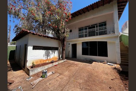 Casa à venda com 500m², 5 quartos e 2 vagas Casa à venda com 500m², 5 quartos e 2 vagasFachada da Casa