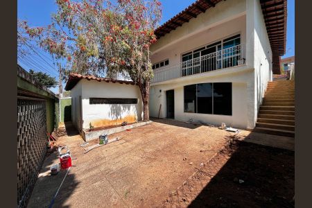 Casa à venda com 500m², 5 quartos e 2 vagas Casa à venda com 500m², 5 quartos e 2 vagasFachada da Casa