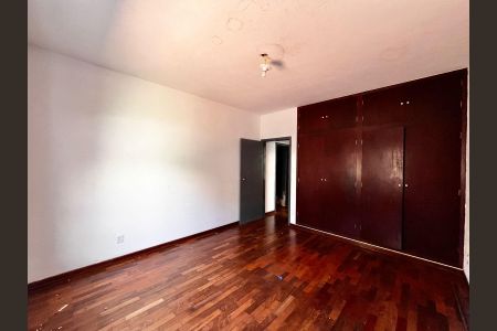 Casa à venda com 500m², 5 quartos e 2 vagas Casa à venda com 500m², 5 quartos e 2 vagasQuarto 2