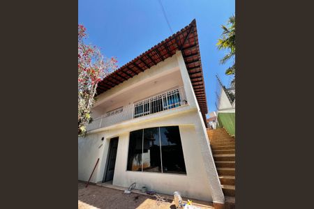 Casa à venda com 500m², 5 quartos e 2 vagas Casa à venda com 500m², 5 quartos e 2 vagasFachada da Casa