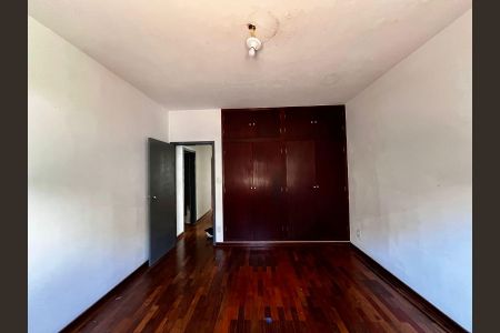 Casa à venda com 500m², 5 quartos e 2 vagas Casa à venda com 500m², 5 quartos e 2 vagasQuarto 2