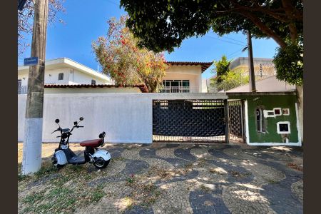 Casa à venda com 500m², 5 quartos e 2 vagas Casa à venda com 500m², 5 quartos e 2 vagasFachada da Casa