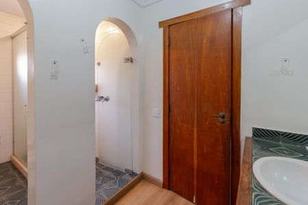 Casa à venda com 450m², 4 quartos e 5 vagas Casa à venda com 450m², 4 quartos e 5 vagasBanheiro Suíte 2