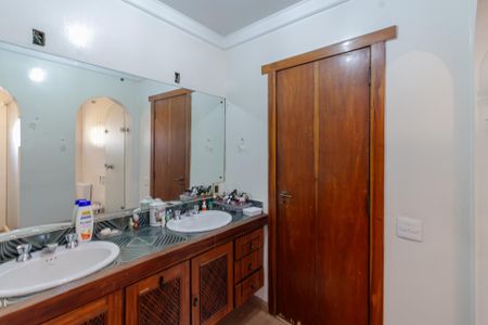 Casa à venda com 450m², 4 quartos e 5 vagas Casa à venda com 450m², 4 quartos e 5 vagasBanheiro Suíte 2