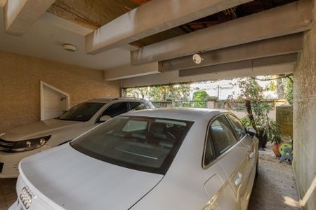 Casa à venda com 450m², 4 quartos e 5 vagas Casa à venda com 450m², 4 quartos e 5 vagasGaragem