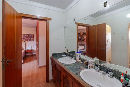 Casa à venda com 450m², 4 quartos e 5 vagas Casa à venda com 450m², 4 quartos e 5 vagasBanheiro Suíte 2