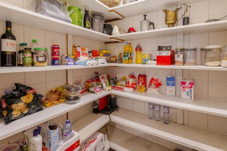 Casa à venda com 450m², 4 quartos e 5 vagas Casa à venda com 450m², 4 quartos e 5 vagasDespensa