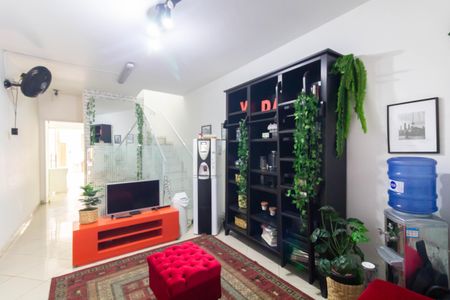 Sala de casa para alugar com 2 quartos, 180m² em Vila Carmosina, São Paulo