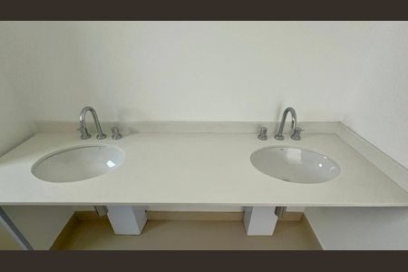 Apartamento à venda com 195m², 4 quartos e 3 vagas Apartamento à venda com 195m², 4 quartos e 3 vagasBanheiro da Suíte 1