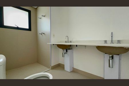 Apartamento à venda com 195m², 4 quartos e 3 vagas Apartamento à venda com 195m², 4 quartos e 3 vagasBanheiro da Suíte 1
