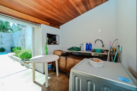 Casa à venda com 243m², 2 quartos e 4 vagas Casa à venda com 243m², 2 quartos e 4 vagasÁrea de Serviço