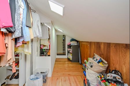 Casa à venda com 243m², 2 quartos e 4 vagas Casa à venda com 243m², 2 quartos e 4 vagasEspaço Sótão