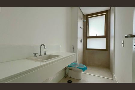 Apartamento à venda com 237m², 3 quartos e 3 vagas Apartamento à venda com 237m², 3 quartos e 3 vagasBanheiro da Suíte 2
