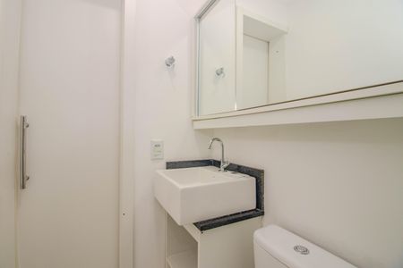 Banheiro da Suíte de casa de condomínio para alugar com 2 quartos, 103m² em Humaitá, Porto Alegre