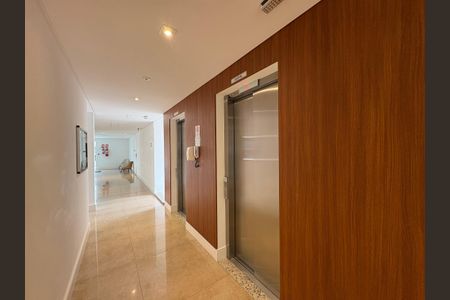 Apartamento à venda com 64m², 2 quartos e 2 vagasHall social