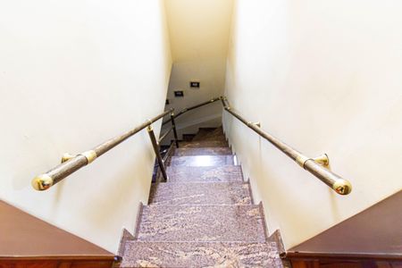 Casa à venda com 160m², 3 quartos e 2 vagas Casa à venda com 160m², 3 quartos e 2 vagasEscada