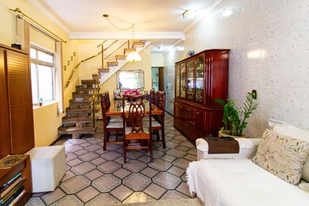 Casa à venda com 160m², 3 quartos e 2 vagas Casa à venda com 160m², 3 quartos e 2 vagasSala