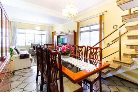 Casa à venda com 160m², 3 quartos e 2 vagas Casa à venda com 160m², 3 quartos e 2 vagasSala