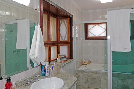 Casa de condomínio para alugar com 384m², 6 quartos e 4 vagasBanheiro da Suíte 2