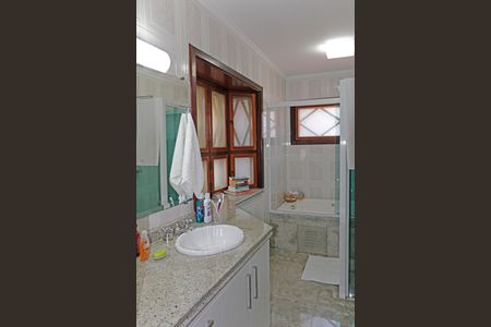 Casa de condomínio para alugar com 384m², 6 quartos e 4 vagasBanheiro da Suíte 2