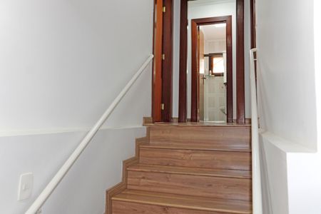 Casa de condomínio para alugar com 384m², 6 quartos e 4 vagasEscada