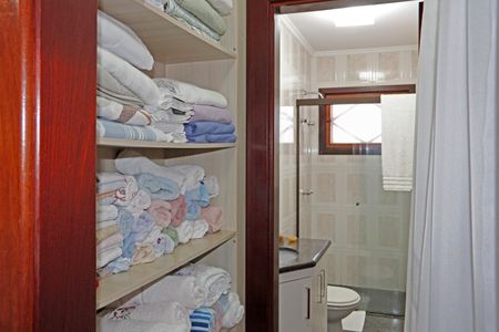 Casa de condomínio para alugar com 384m², 6 quartos e 4 vagasBanheiro da Suíte 1