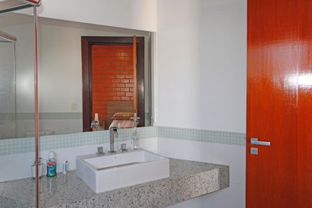 Casa de condomínio para alugar com 384m², 6 quartos e 4 vagasBanheiro da Suíte 3