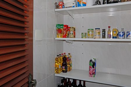 Casa de condomínio para alugar com 384m², 6 quartos e 4 vagasDespensa