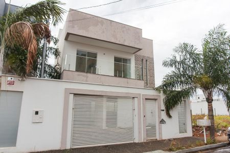 Casa para alugar com 112m², 3 quartos e 2 vagas Casa para alugar com 112m², 3 quartos e 2 vagasFachada