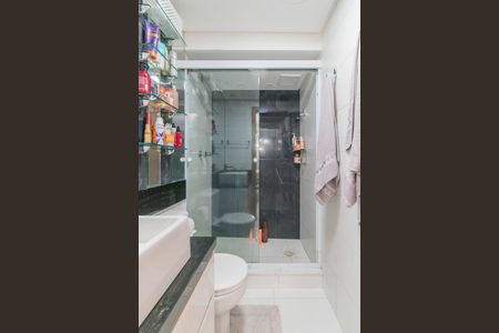 Banheiro de apartamento à venda com 1 quarto, 40m² em Santana, Porto Alegre