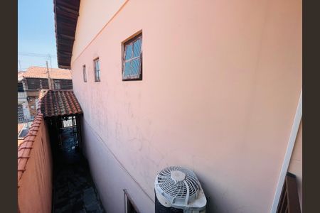 Casa à venda com 150m², 3 quartos e 2 vagasDetalhe corredor externo