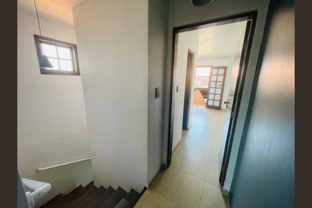 Corredor interno de casa para alugar com 3 quartos, 150m² em Jardim Cocaia, Guarulhos