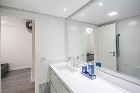 Apartamento à venda com 288m², 3 quartos e 3 vagas Apartamento à venda com 288m², 3 quartos e 3 vagasBanheiro da Suíte 2