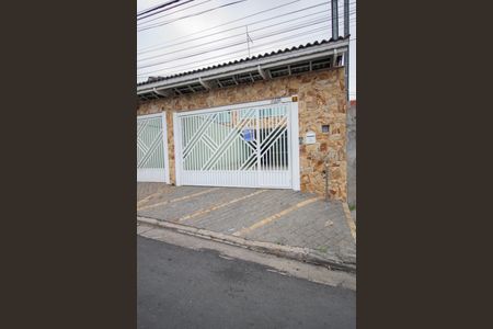 Casa à venda com 200m², 3 quartos e 4 vagas Casa à venda com 200m², 3 quartos e 4 vagasFachada