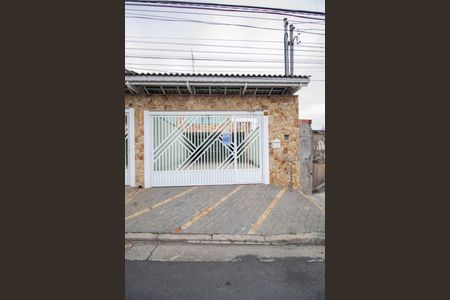 Casa à venda com 200m², 3 quartos e 4 vagas Casa à venda com 200m², 3 quartos e 4 vagasFachada