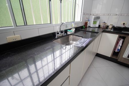 Casa à venda com 200m², 3 quartos e 4 vagas Casa à venda com 200m², 3 quartos e 4 vagasCozinha