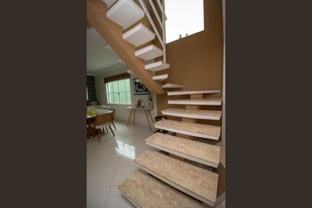 Casa à venda com 200m², 3 quartos e 4 vagas Casa à venda com 200m², 3 quartos e 4 vagasEscada