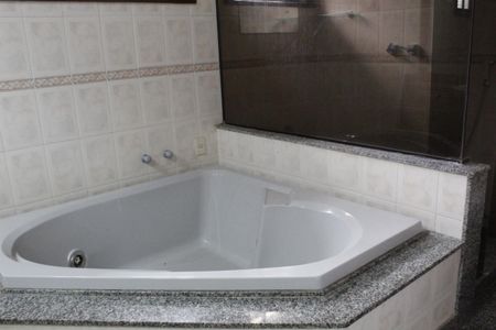 Casa de condomínio para alugar com 265m², 3 quartos e 3 vagasBanheiro da Suíte 1