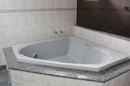 Casa de condomínio para alugar com 265m², 3 quartos e 3 vagasBanheiro da Suíte 1