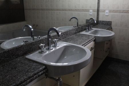 Casa de condomínio para alugar com 265m², 3 quartos e 3 vagasBanheiro da Suíte 1