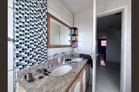 Apartamento à venda com 209m², 3 quartos e 3 vagas Apartamento à venda com 209m², 3 quartos e 3 vagasBanheiro da Suíte 2