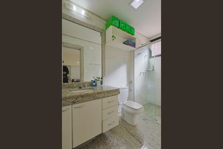 Apartamento à venda com 220m², 4 quartos e 3 vagas Apartamento à venda com 220m², 4 quartos e 3 vagasBanheiro da Suíte 1