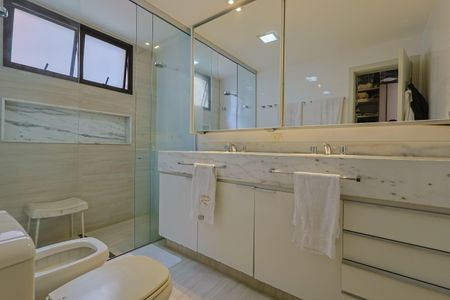 Apartamento à venda com 220m², 4 quartos e 3 vagas Apartamento à venda com 220m², 4 quartos e 3 vagasBanheiro da Suíte 2