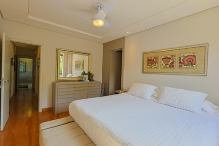 Apartamento à venda com 220m², 4 quartos e 3 vagas Apartamento à venda com 220m², 4 quartos e 3 vagas Suíte 1