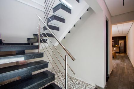 Sala - Escadas de casa para alugar com 3 quartos, 258m² em Jardim Cristiane, Santo André